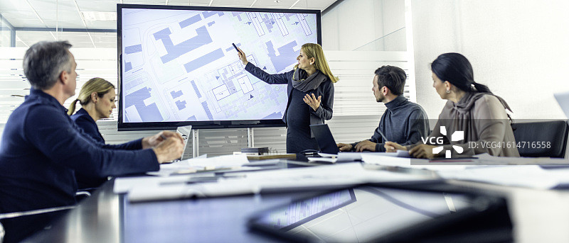 怀孕的女建筑师正在做演示图片素材