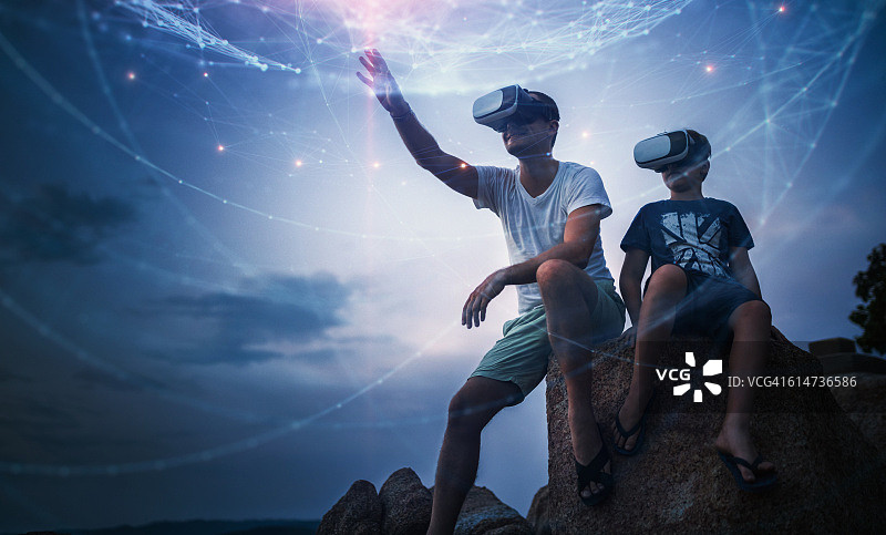 父子在户外使用VR眼镜图片素材
