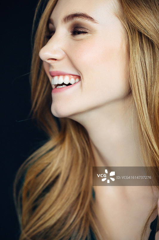 年轻美丽的女人的摄影图片素材