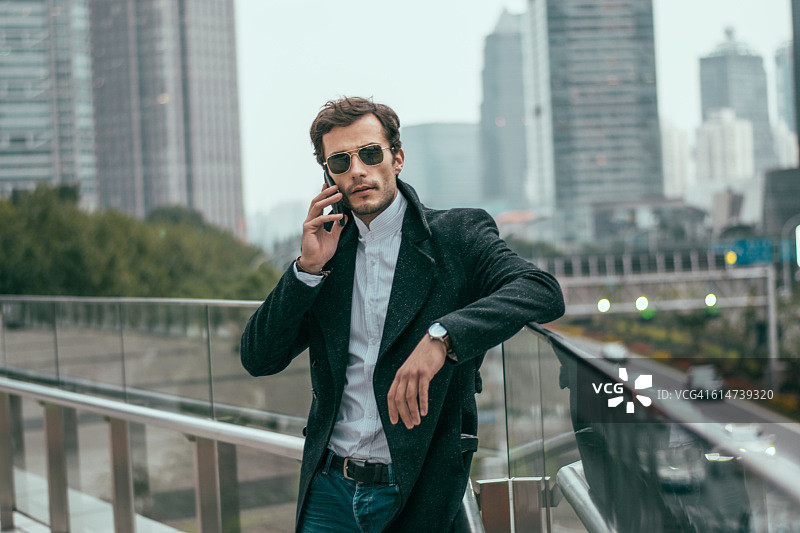 男人在用手机说话图片素材