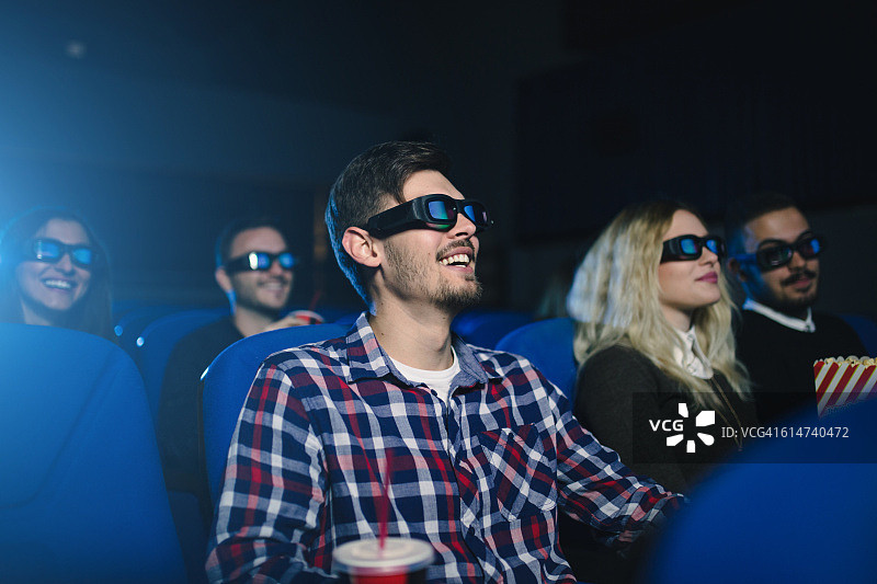 朋友在电影院图片素材