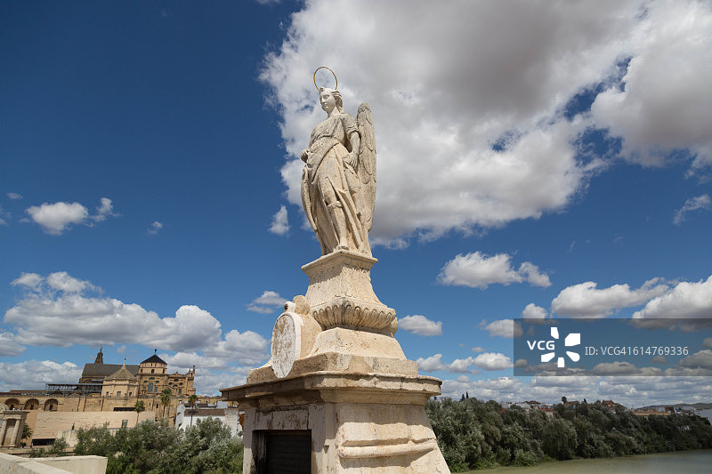 科尔多瓦罗马桥上的圣拉斐尔雕塑图片素材