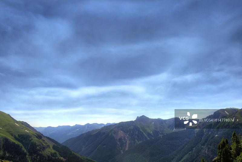 烟雾弥漫的山空图片素材