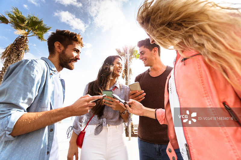 在巴塞罗那使用智能手机的社交媒体成瘾人群图片素材