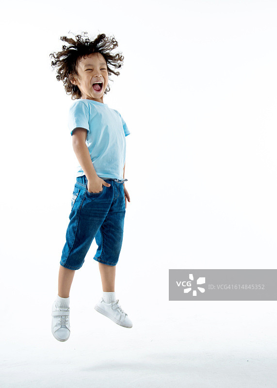 白色背景下跳跃的小男孩图片素材