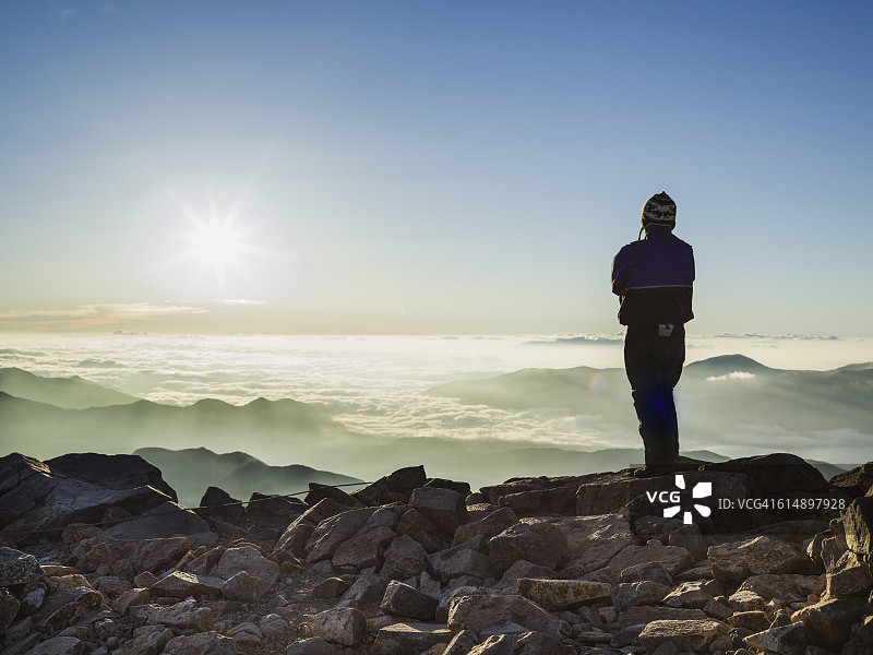 山顶日出图片素材