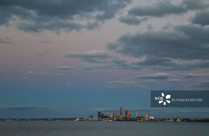 伊利湖和克利夫兰市上空的彩色天空远景图片素材