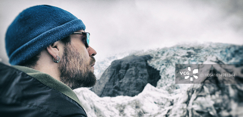 攀冰者眺望新西兰弗朗兹·约瑟夫冰川图片素材