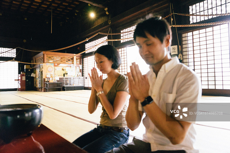 在日本寺庙祈祷的夫妇图片素材