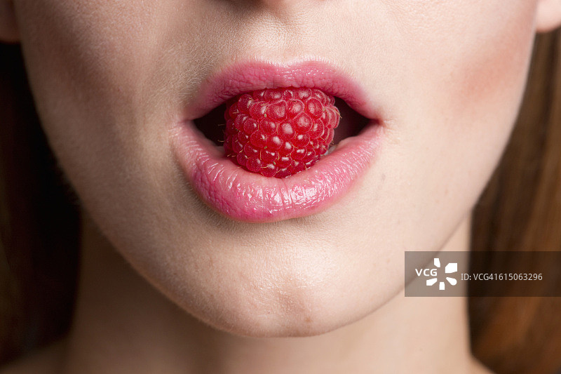 年轻女人的嘴部特写图片素材