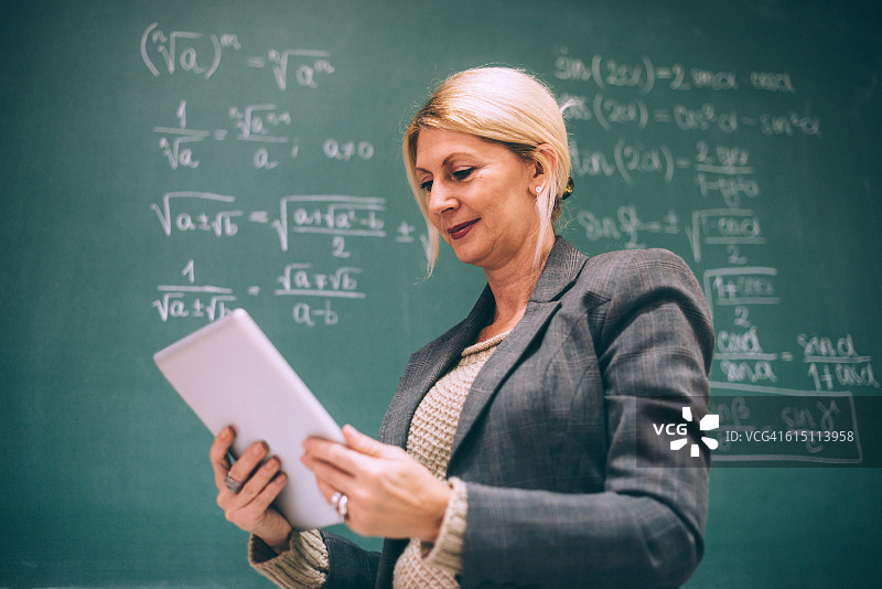 使用平板电脑的现代数学教授图片素材