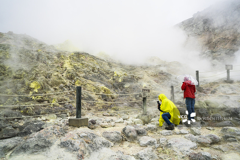 日本北海道硫磺山游客图片素材