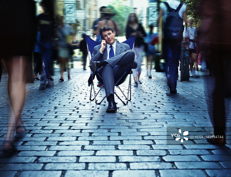 男人在人行道中间打电话图片素材