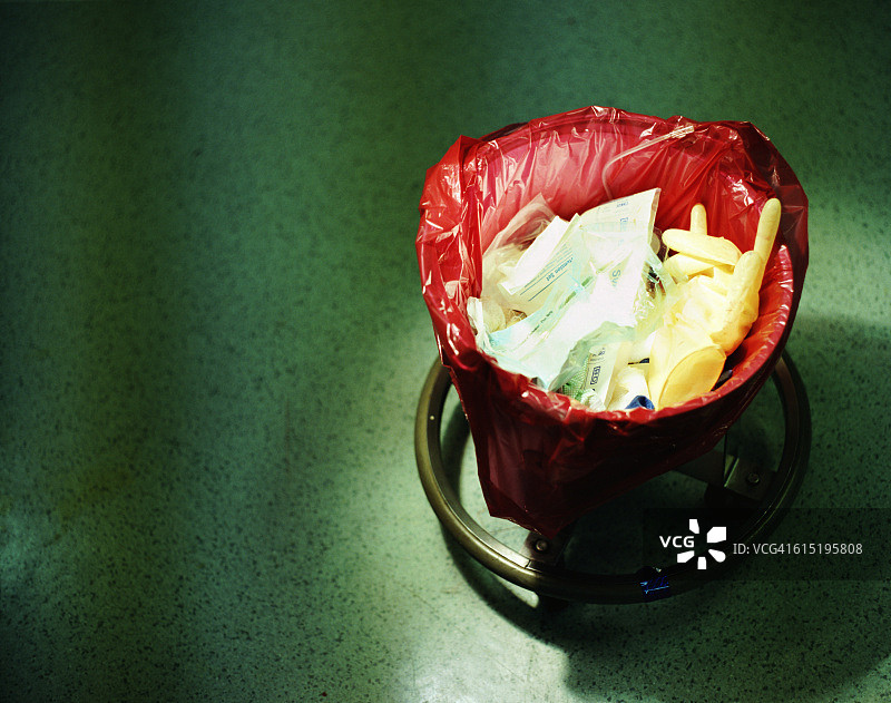 垃圾桶里的医疗废物图片素材