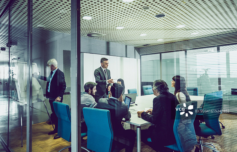 人们进行商务会议图片素材