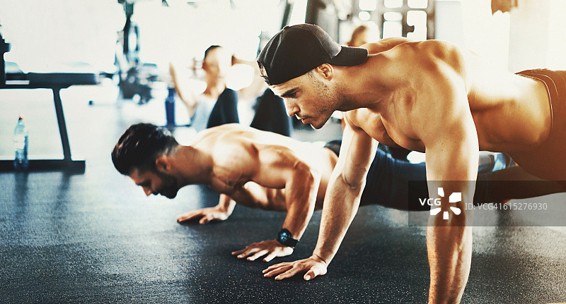 在健身房做俯卧撑的男人们图片素材