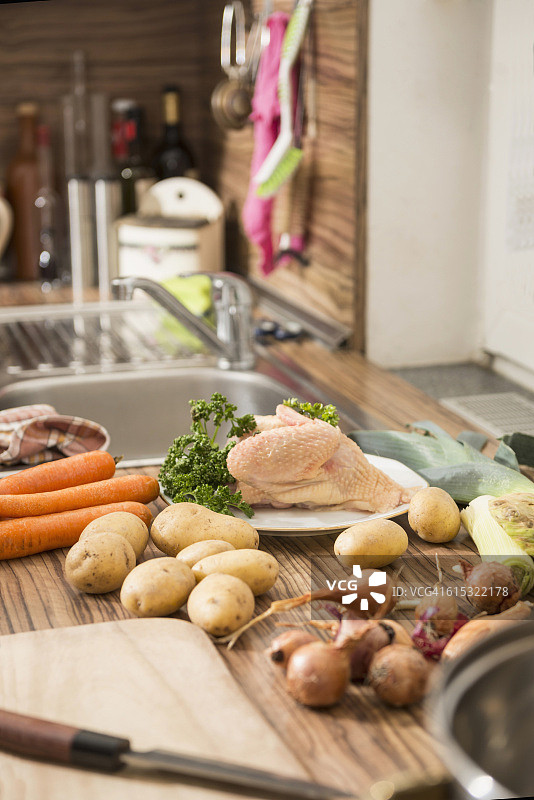 厨房台面上鸡汤食材特写，慕尼黑，巴伐利亚，德国图片素材