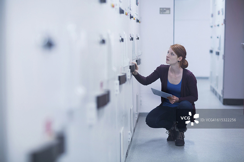 年轻女工程师在德国弗莱堡的工业厂房中使用平板电脑更新控制面板图片素材