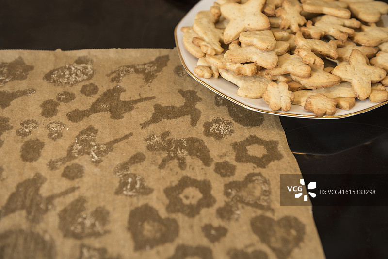 盘子里装着不同形状饼干的旧烘焙纸，德国巴伐利亚慕尼黑图片素材