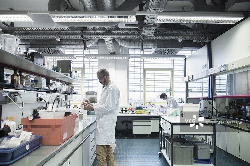 在德国弗莱堡制药实验室工作的男科学家图片素材