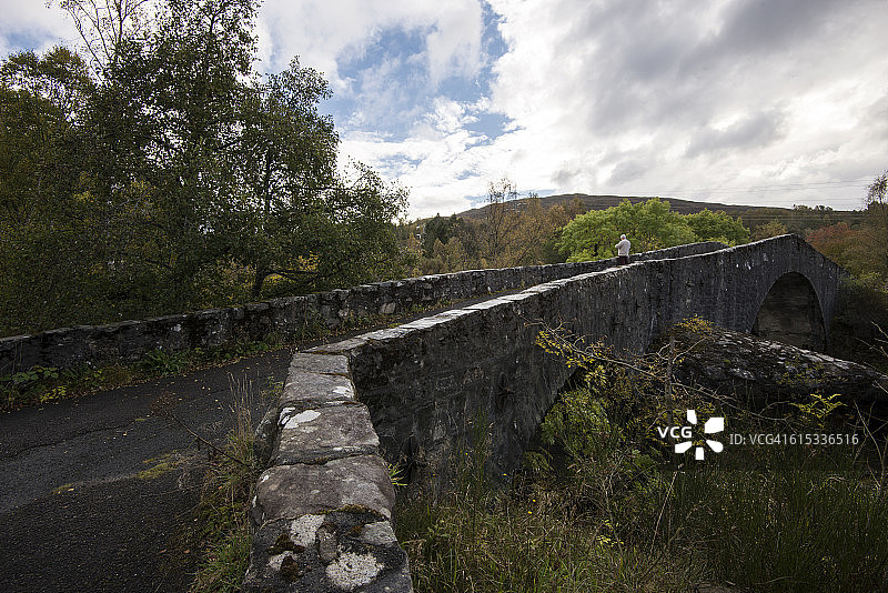 图梅尔桥与游客图片素材