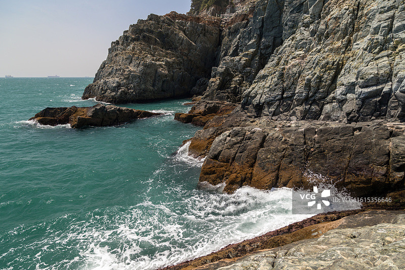 韩国釜山太宗台游园地海浪拍打岩石峭壁景色图片素材