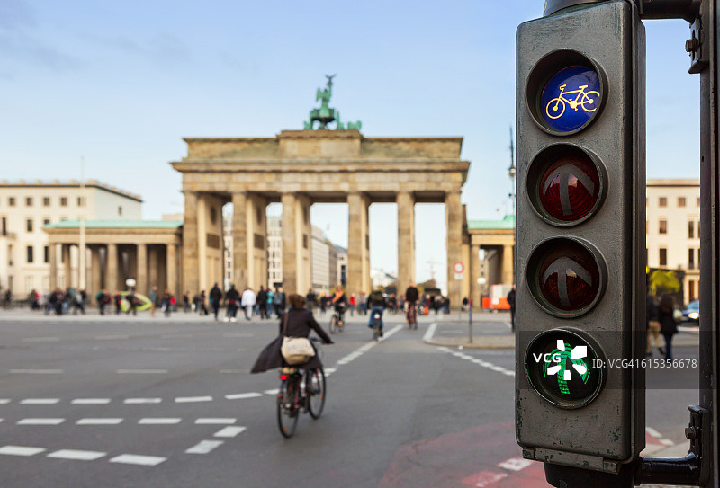 勃兰登堡门前的自行车绿色交通灯图片素材