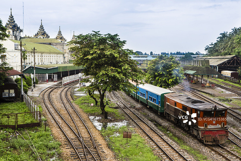 离开仰光中央火车站的火车图片素材