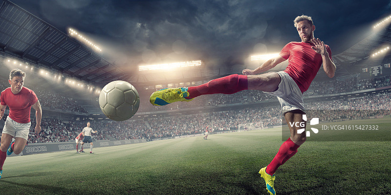 足球比赛中半空截击的足球运动员图片素材