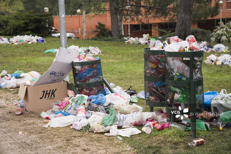 马德里大学城公园里溢出的垃圾箱图片素材