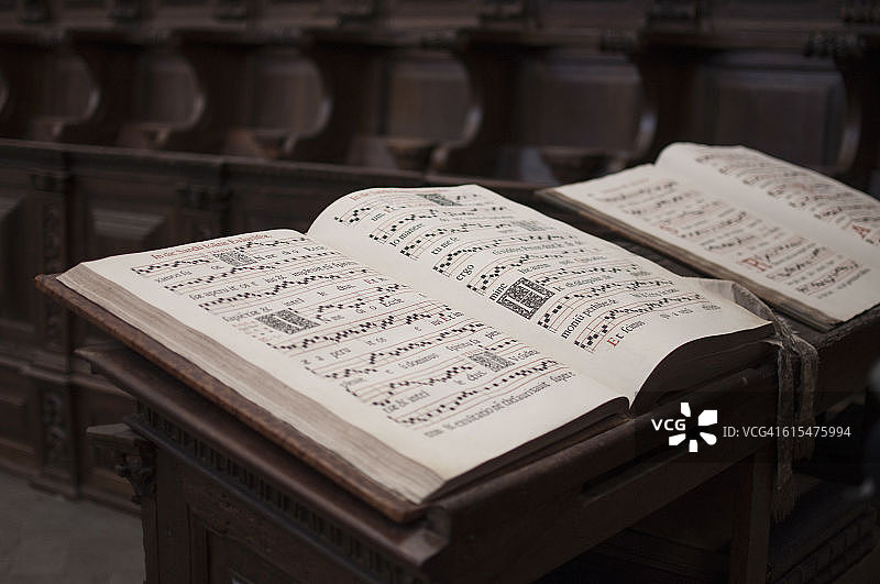 僧侣吟唱的古籍图片素材