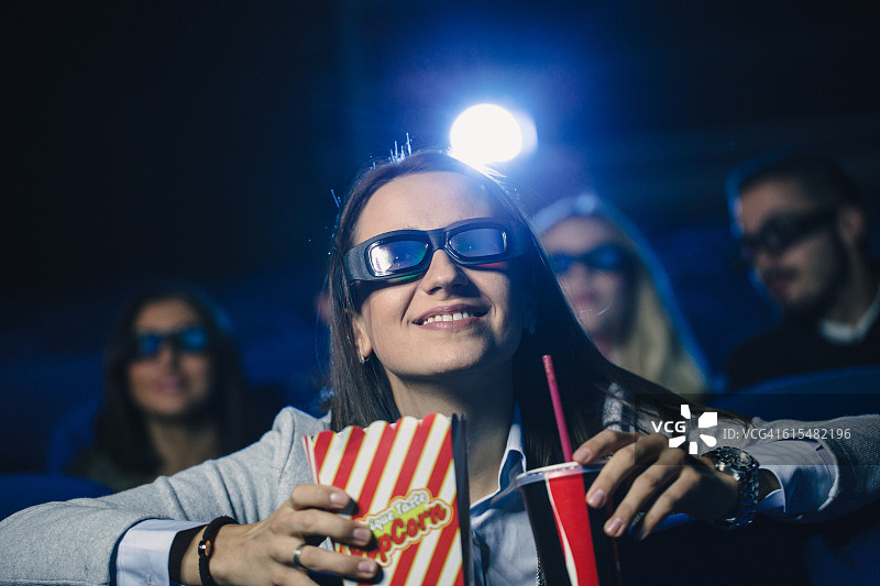 在电影院吃零食图片素材