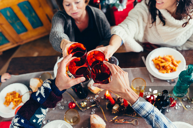 朋友们一起敬酒图片素材