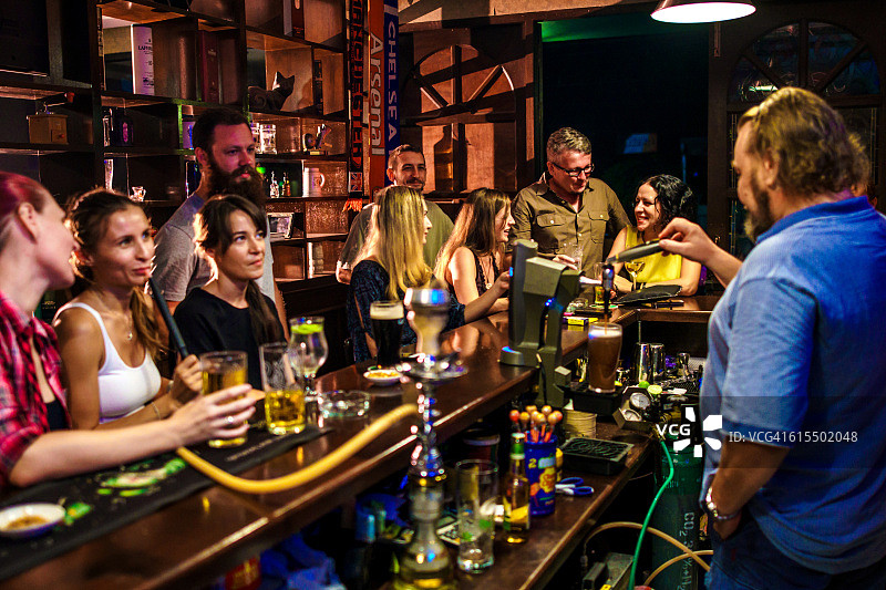 朋友们在酒吧聚会图片素材