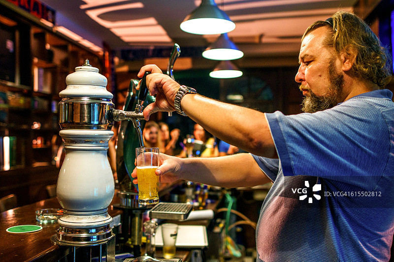 酒吧老板倒啤酒图片素材
