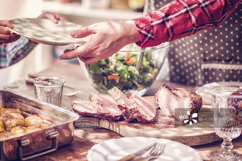 吃烤牛肉配土豆和根类蔬菜图片素材