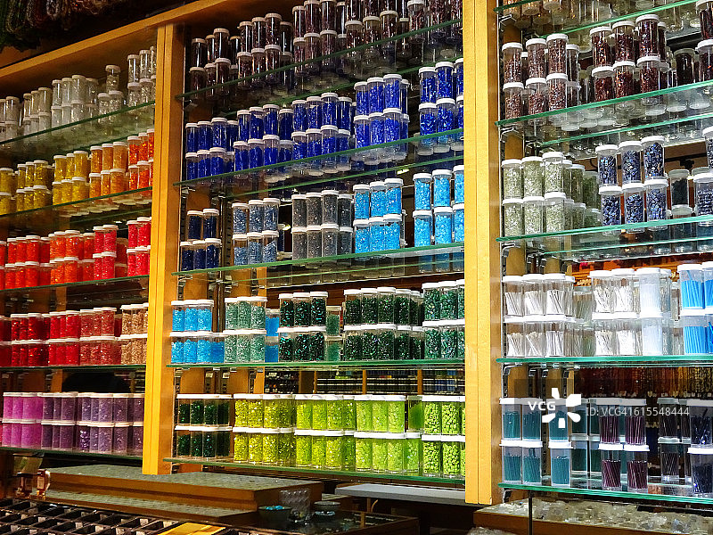 展示中的彩色珠子图片素材