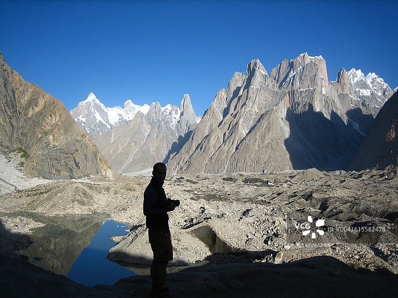 巴尔托冰川的徒步旅行者,背景是Trango塔和Thunmo大教堂,喀喇昆仑山脉,巴基斯坦图片素材