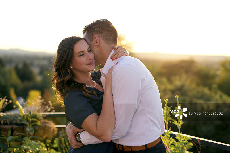 成年男人在舞伴耳边低语图片素材