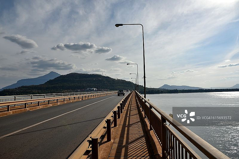 老挝巴色湄公河上的日式桥梁图片素材