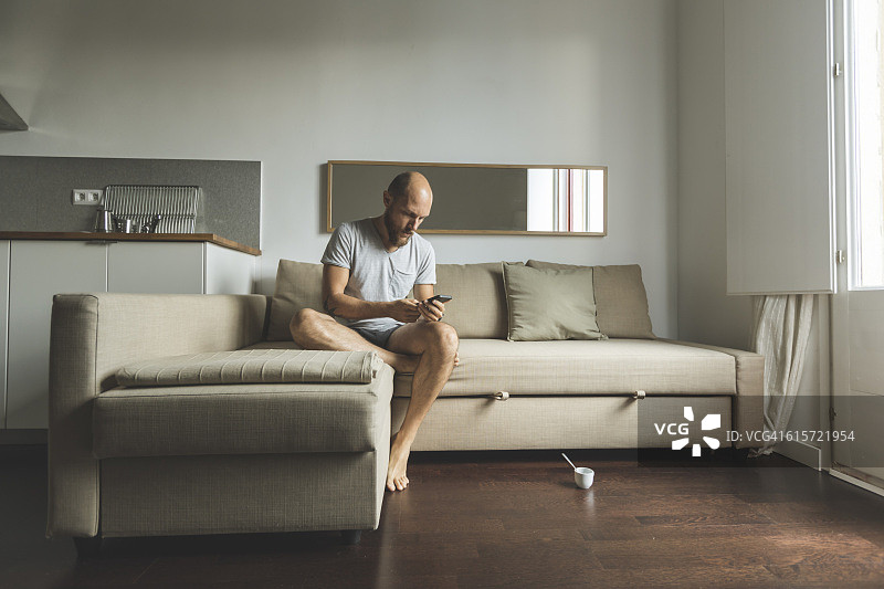 居家男人：早晨时光图片素材