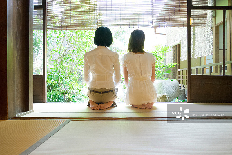 两位日本女性在阳台上沉思花园图片素材