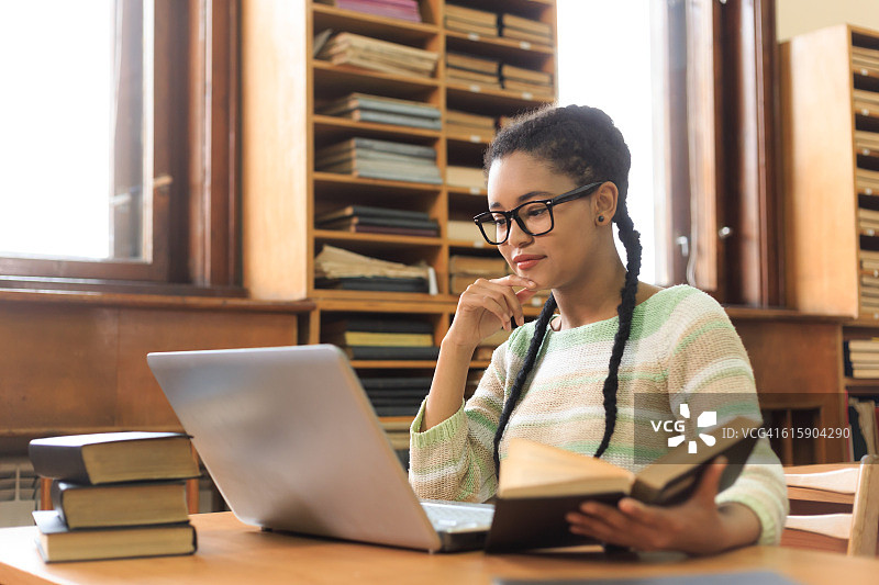 高中生在图书馆使用笔记本电脑图片素材