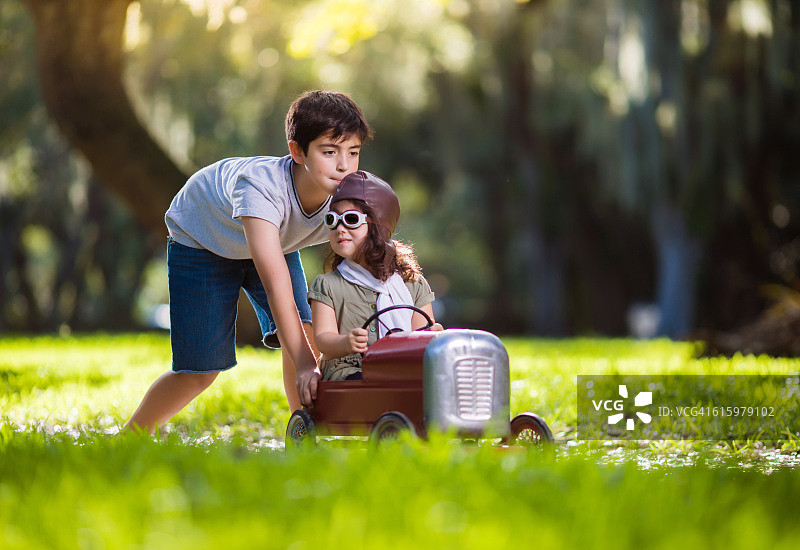 在公园里玩红色汽车图片素材