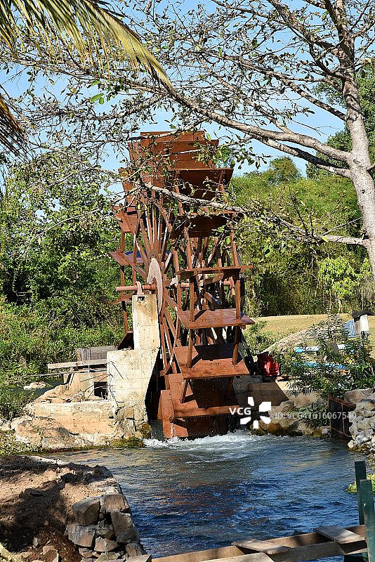 老挝湄公河上的水磨坊图片素材