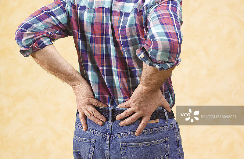 背部不适的年长男人图片素材