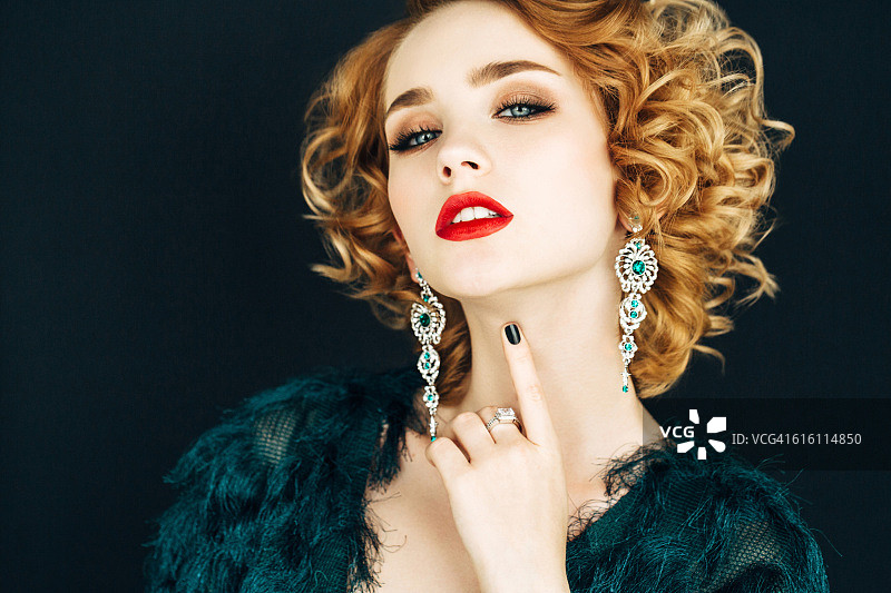 发型时尚的漂亮女人图片素材