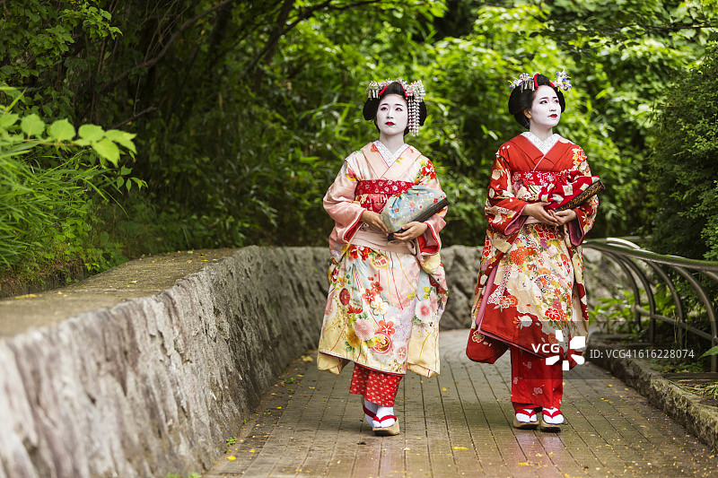 穿着传统和服的日本舞妓图片素材