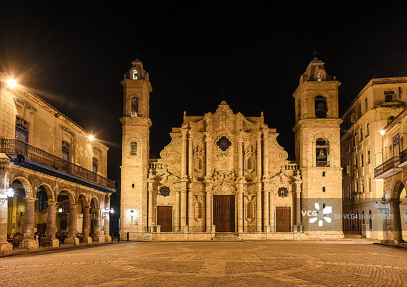古巴哈瓦那老城大教堂广场夜景图片素材