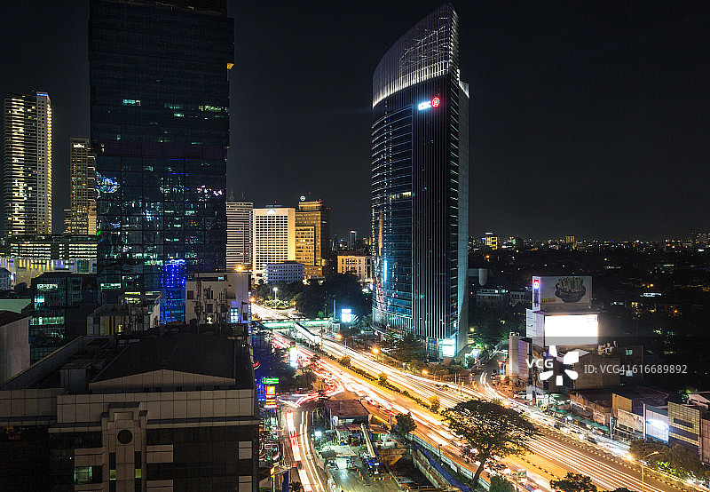 雅加达商业区夜间交通图片素材